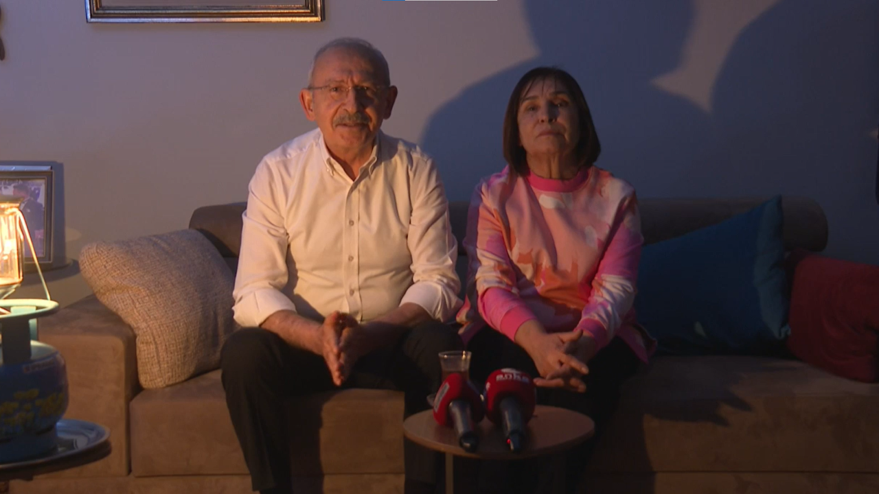 Son dakika... Elektriği kesilen CHP lideri Kemal Kılıçdaroğlu'ndan kandil ışığında basın toplantısı