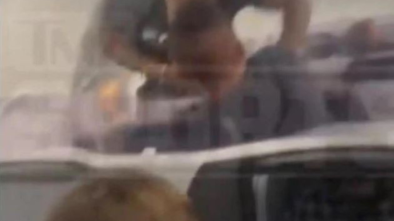 Dayağı yiyince ver elini öpeyim abi dedi. Mike Tyson uçakta kendisiyle dalga geçen yolcuyu kamyon gibi çarptı.