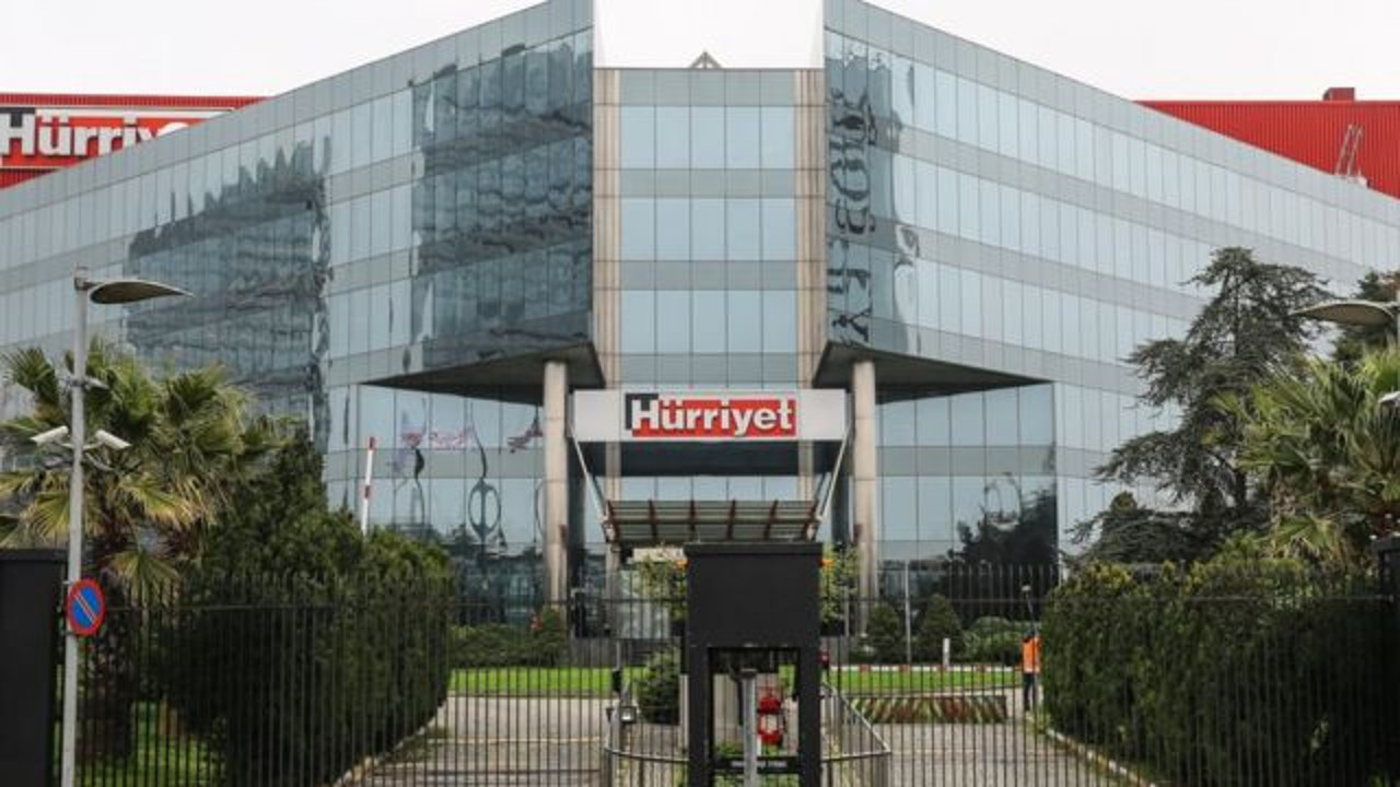 Hürriyet, FETÖ'cü olduğu iddia edilen isimle yolları ayırdı. Daha önce 43 kişiyi işten çıkarmıştı bu sefer anlaşmalı gönderdi