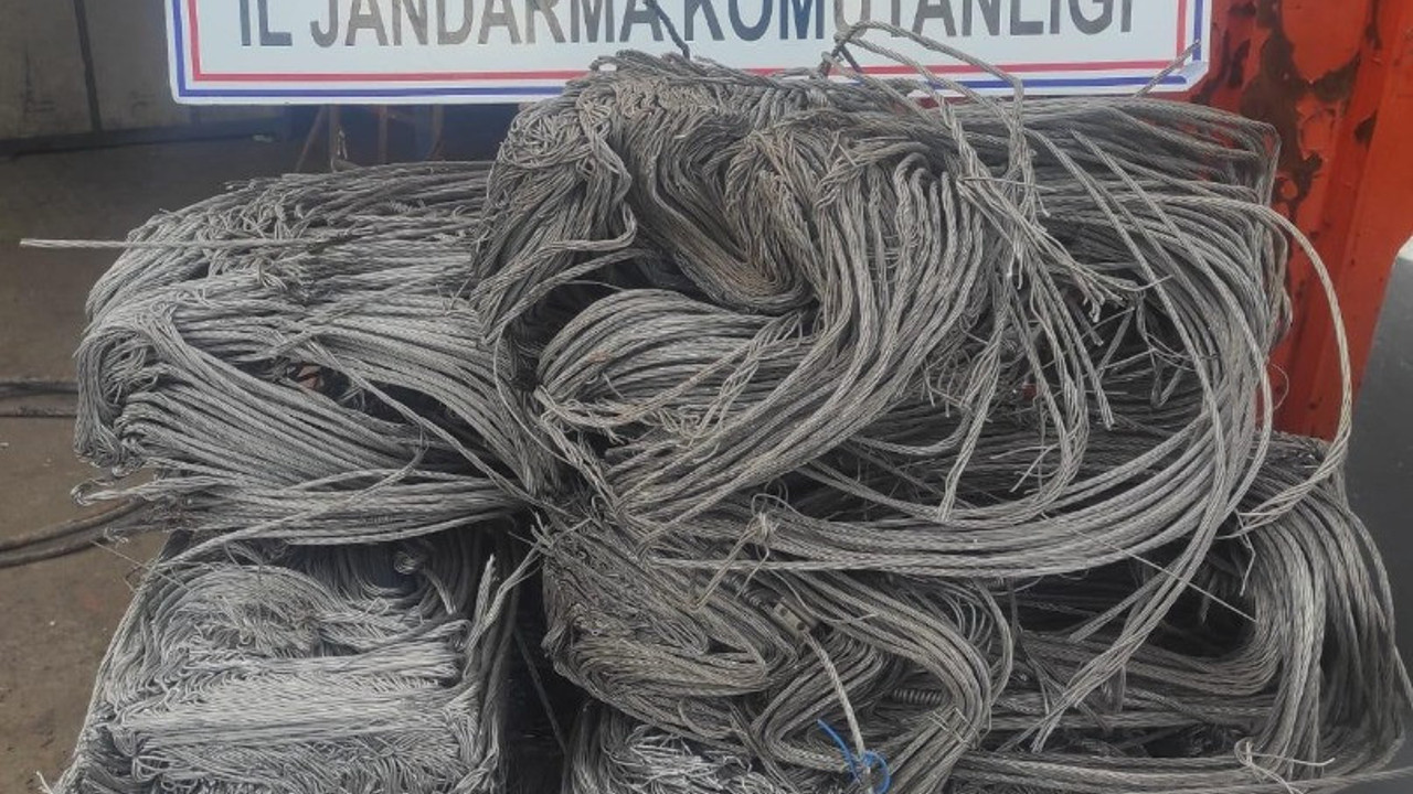 Tarladaki elektrik kablolarını çaldılar