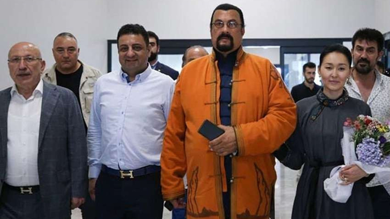 Ali Osman Akat dünyaca ünlü Hollywood yıldızını dolandırmış. Kolombiya’dan İstanbul’a kargo ile gönderilen kokain nedeniyle tutuklanmıştı