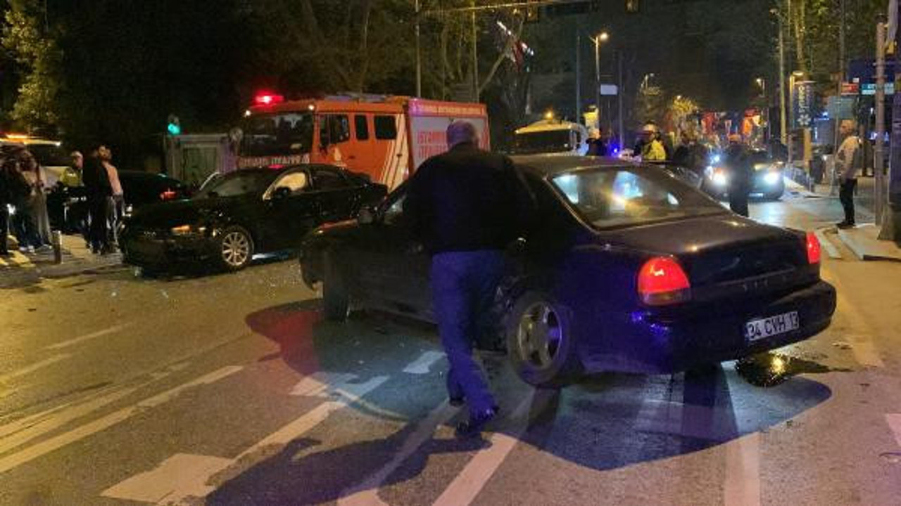 Kadıköy'de iki otomobil çarpıştı: 3 yaralı