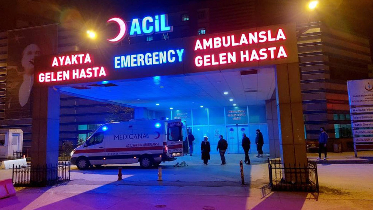 Silahla oynayan zabıta, yanlışlıkla kendini vurdu