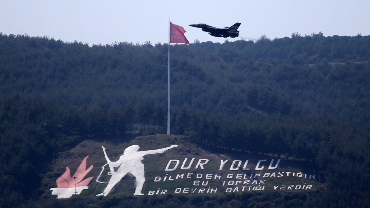 SOLOTÜRK 23 Nisan'da Çanakkale Şehitlerini selamladı