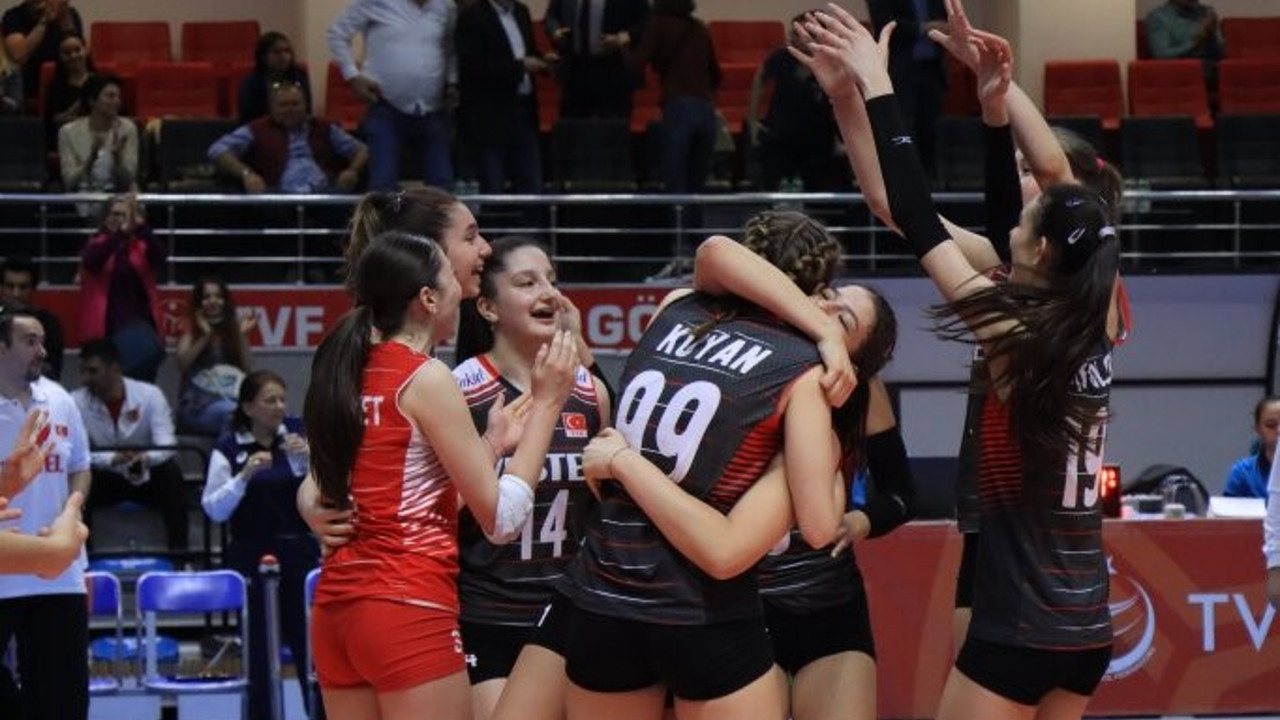 Genç Milli voleybolcularımız Macaristan'ı devirdi