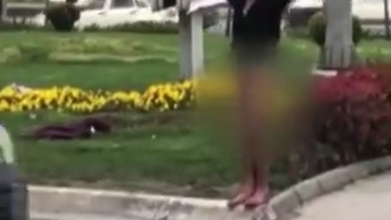 Çıplak vatandaş trafiği birbirine kattı. O anlar kameralara böyle yansıdı