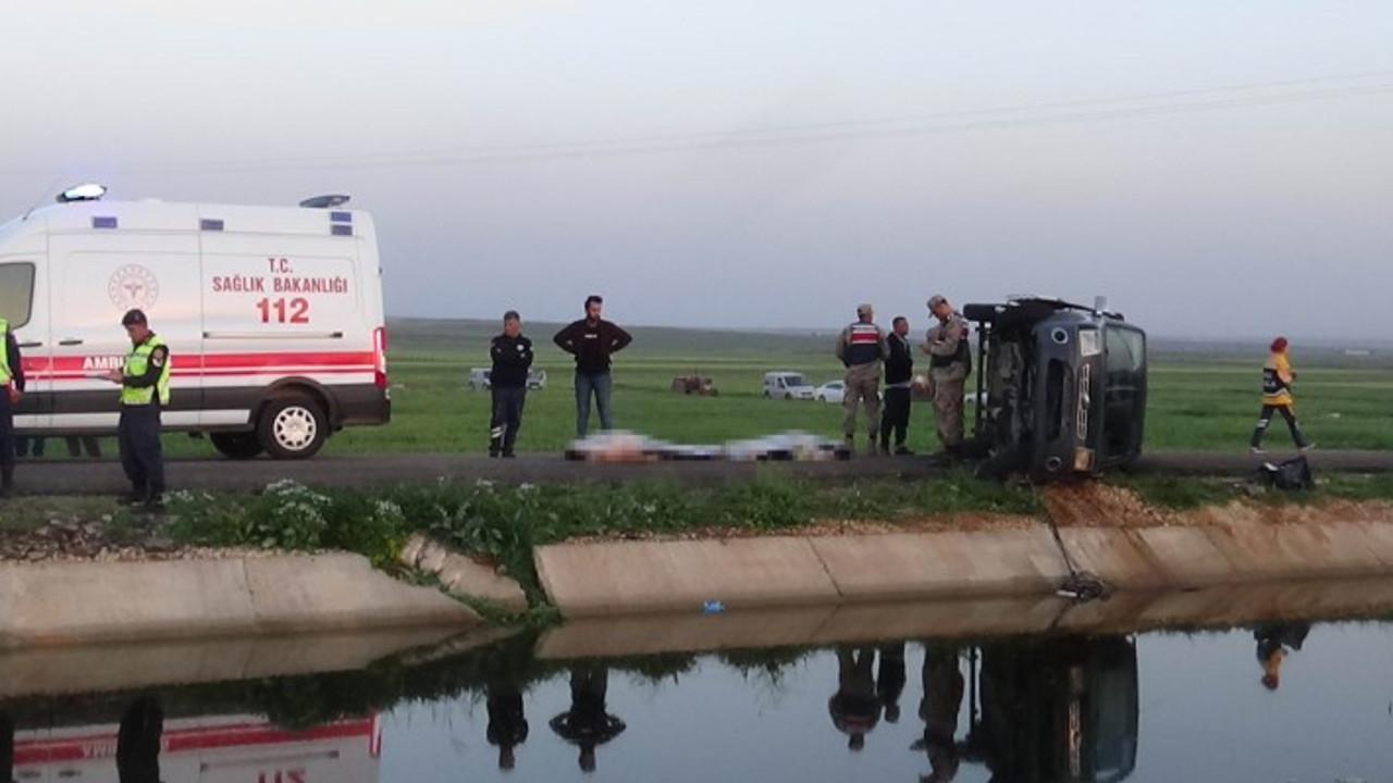 Otomobil sulama kanalına düştü 7 kişiden 3’ü kurtuldu