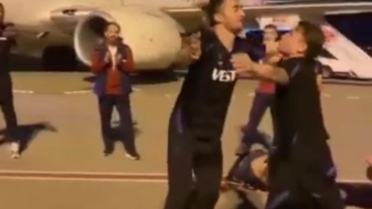 Trabzonsporlu futbolculardan havaalanında kolbastı şov! Galibiyet sonrası böyle coştular