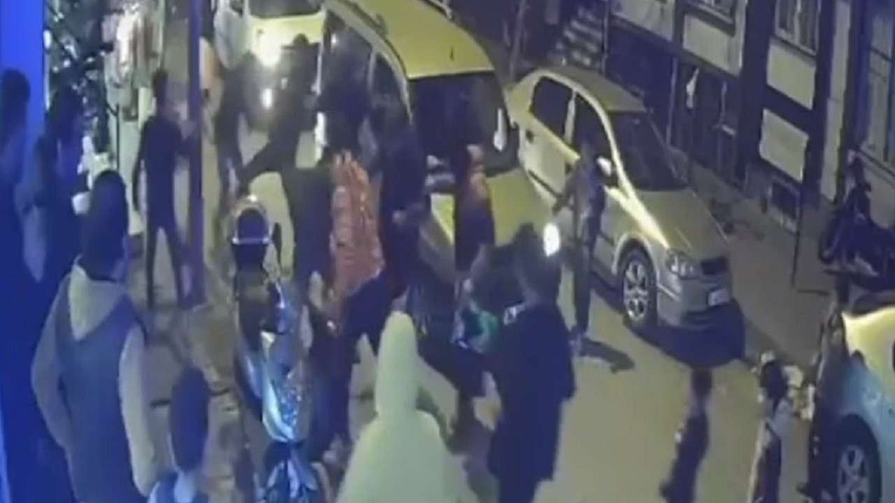 İki grup arasında çıkan laf atma kavgasında ortalık savaş alanına döndü