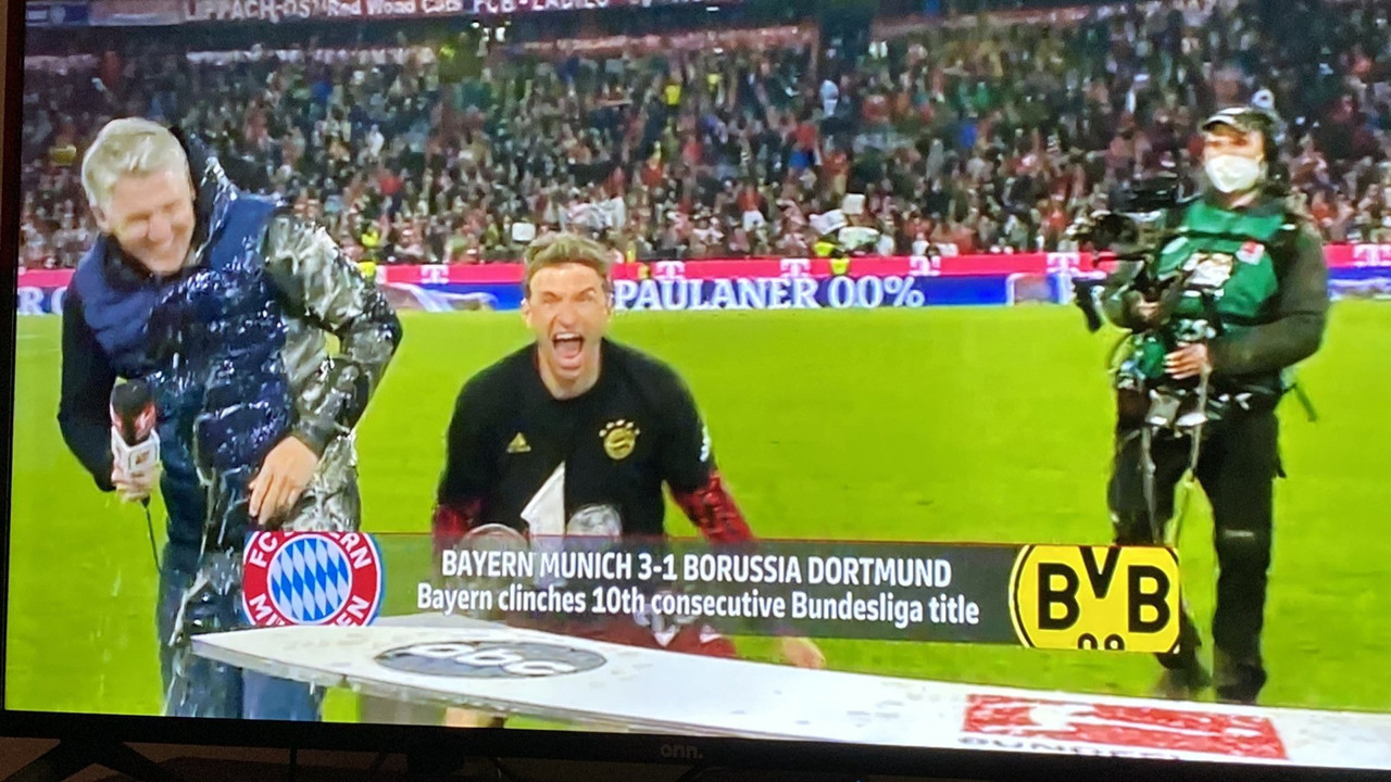 Thomas Müller eski arkadaşı Bastian Schweinsteiger'in üstüne alkol boşalttı! Canlı yayın sürprizi