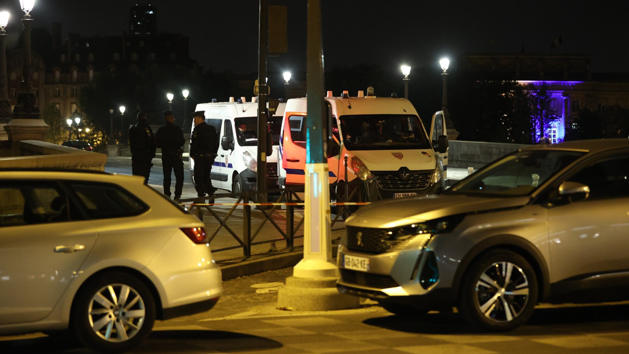Paris'te polis dur ihtarına uymayan araca ateş açtı. 2 ölü