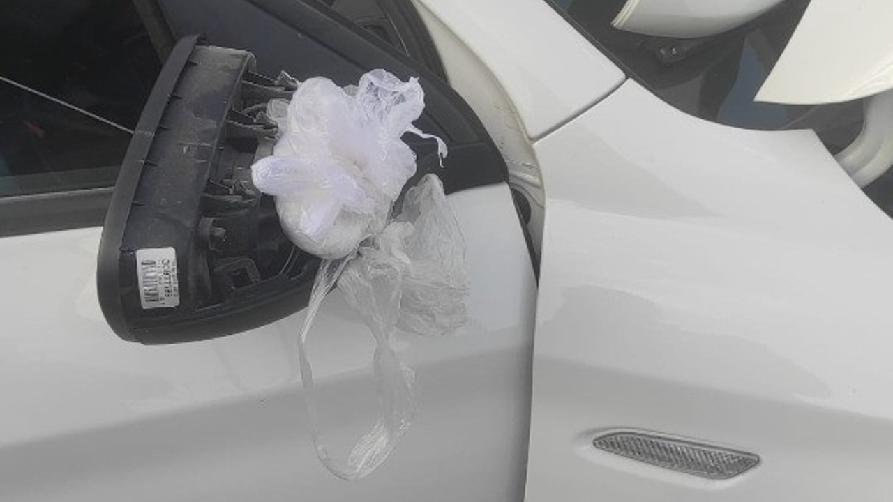 Otomobilin aynasından uyuşturucu çıktı