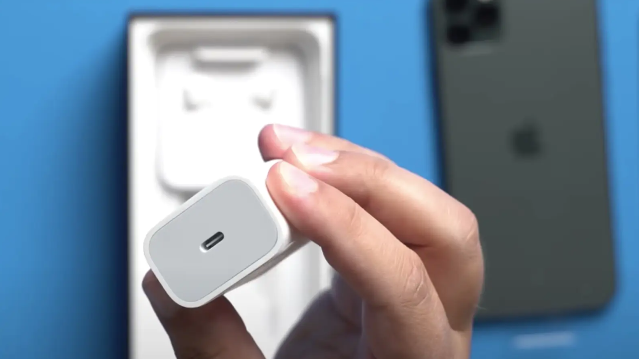 Apple'ın kutusunda hâlâ şarj aleti yok. Kâr elde etmeye devam ediyor