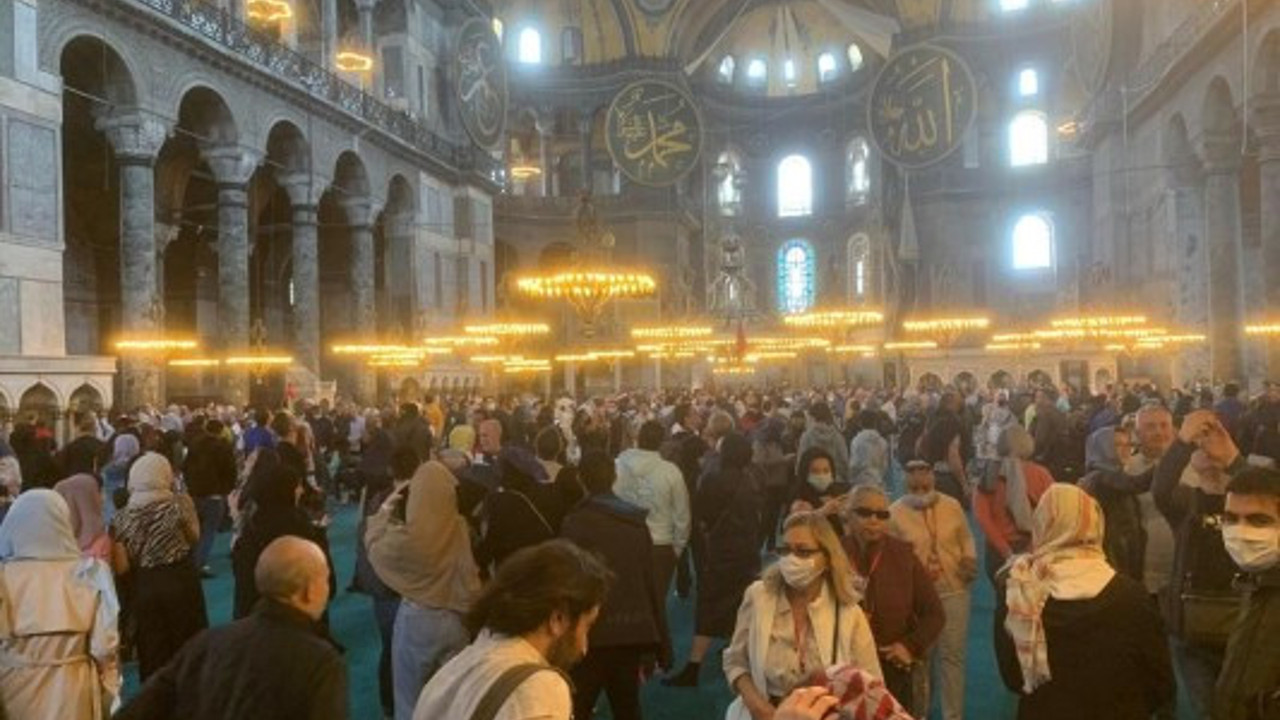 Ayasofya’da skandal. Amerikalı turistlerin ayakkabılarını çaldılar
