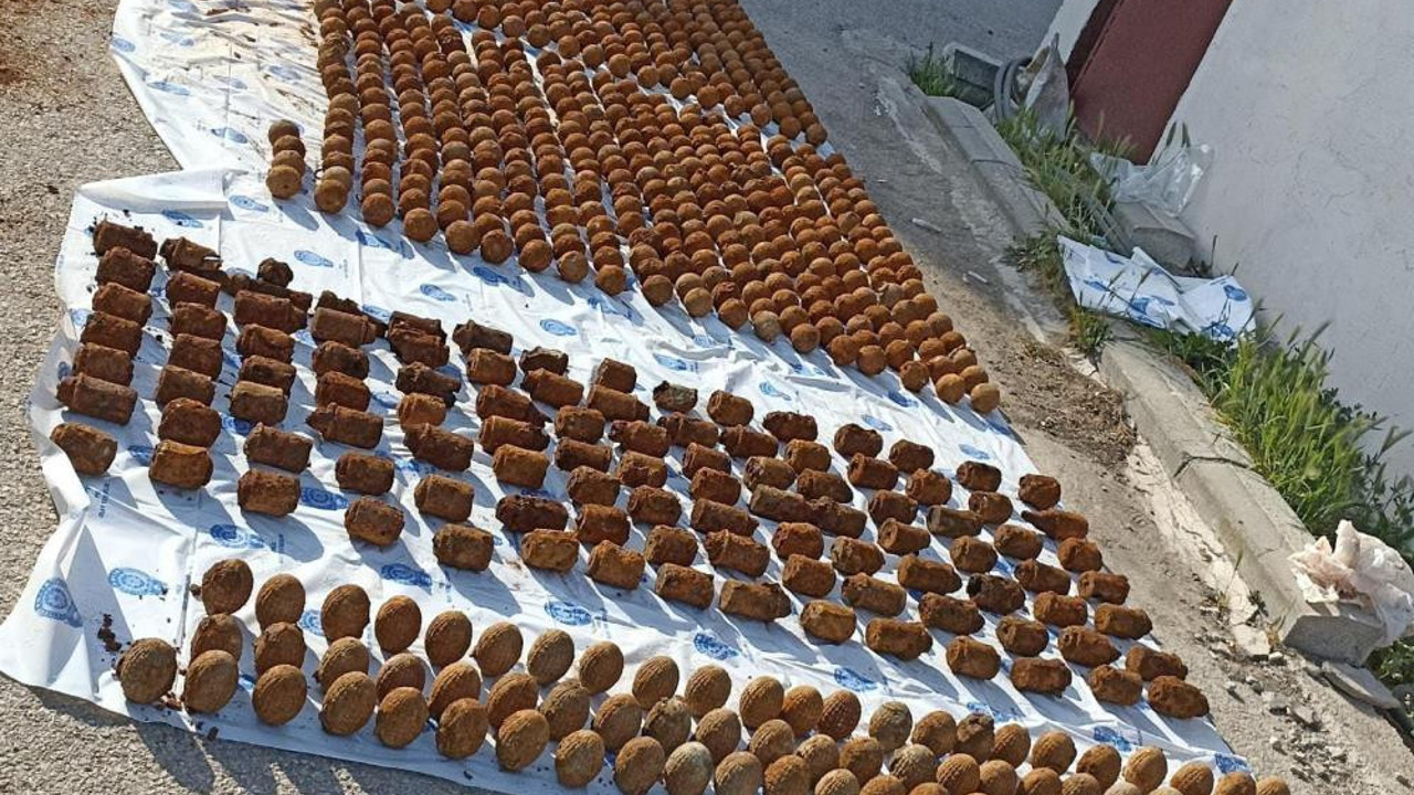 Balıkesir'in Bandırma ilçesinde toprağın altında bomba fışkırdı. Yüzlerce bombanın sırrı çözüldü