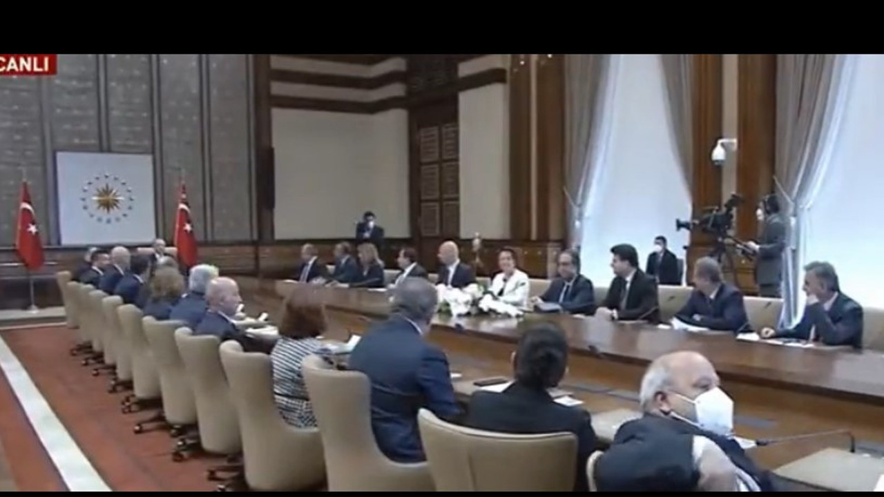 Erdoğan istedi profesörler maskelerini çıkardı | Sadece 1 kişi maskesini çıkarmadı