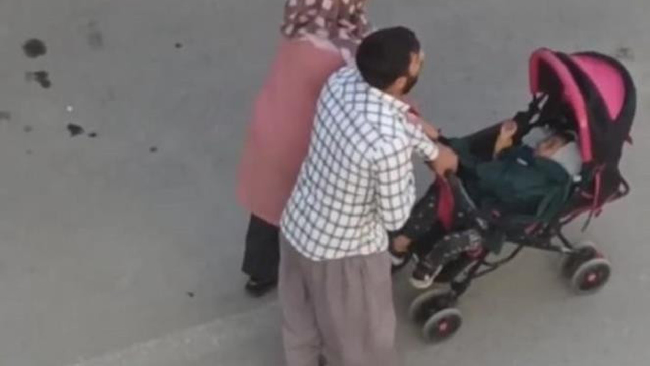 Bebek arabasındaki çocuklarıyla sokak sokak böyle dolaştılar. Dilencilerin yeni yöntemi ‘pes’ dedirtti