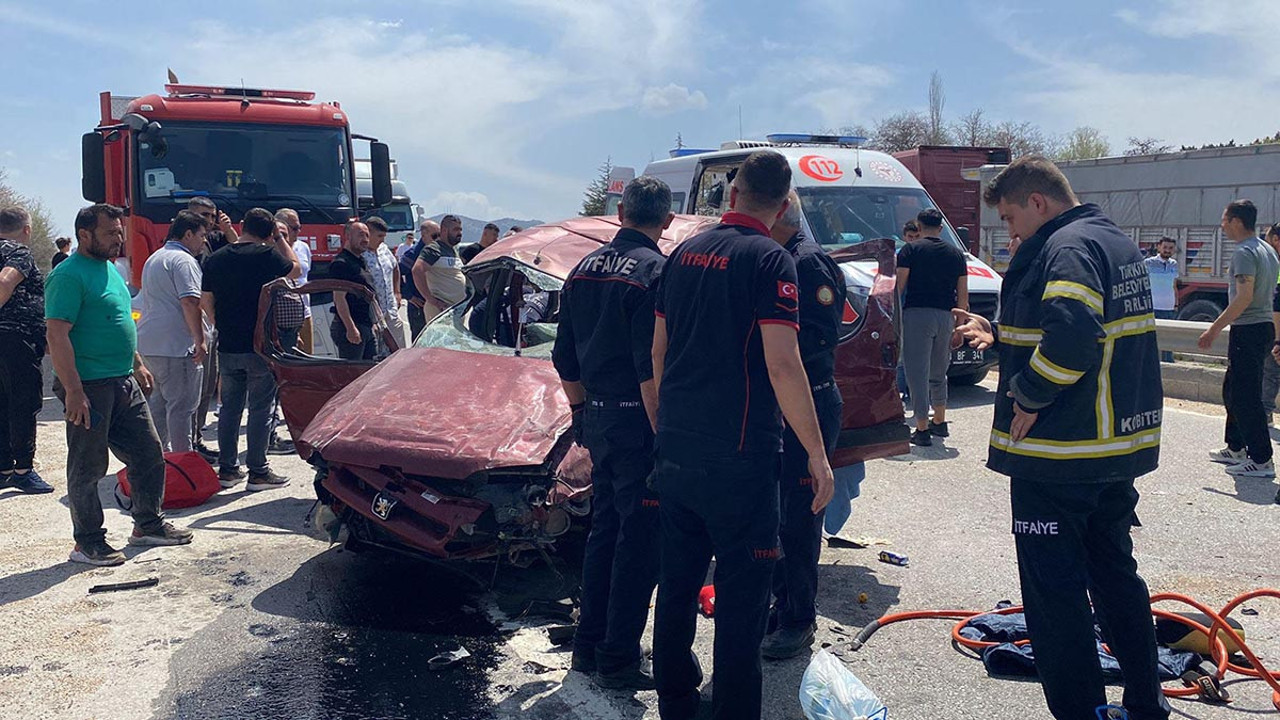 Otomobil bariyere çarpıp takla atti! 1’i ağır 3 yaralı