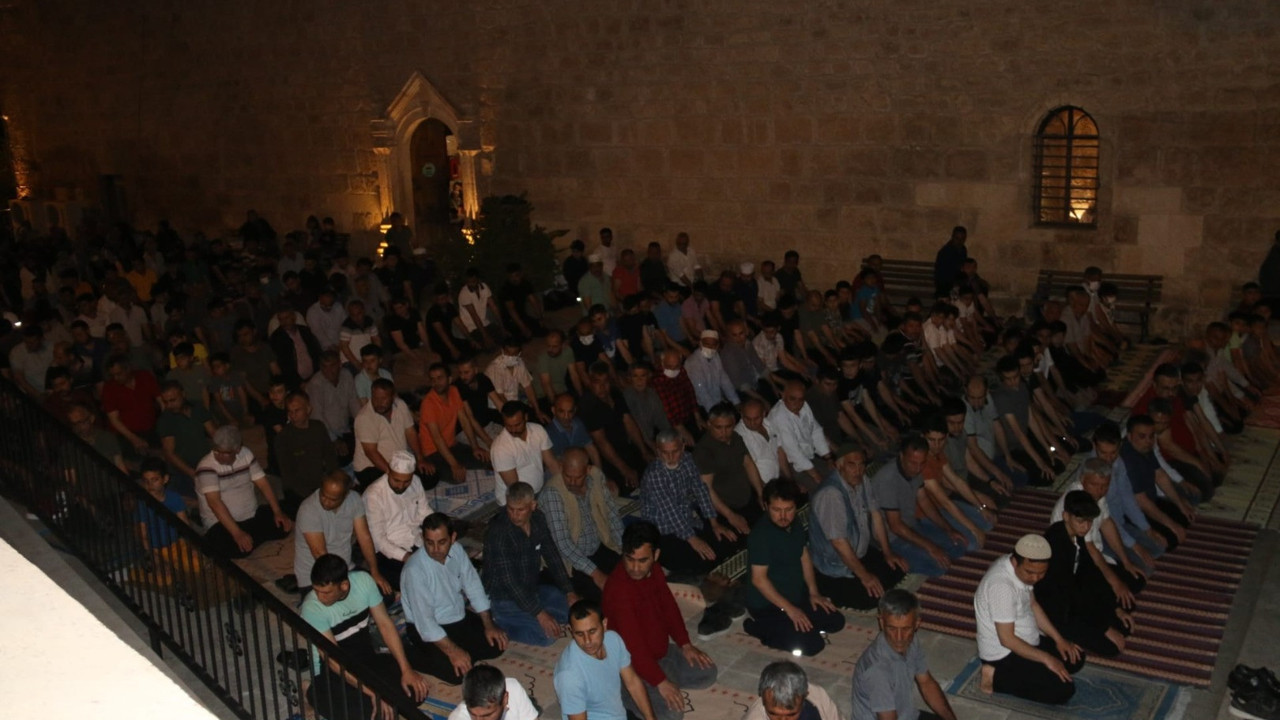 Kadir gecesinde Adana’da yağmur duası da yapıldı