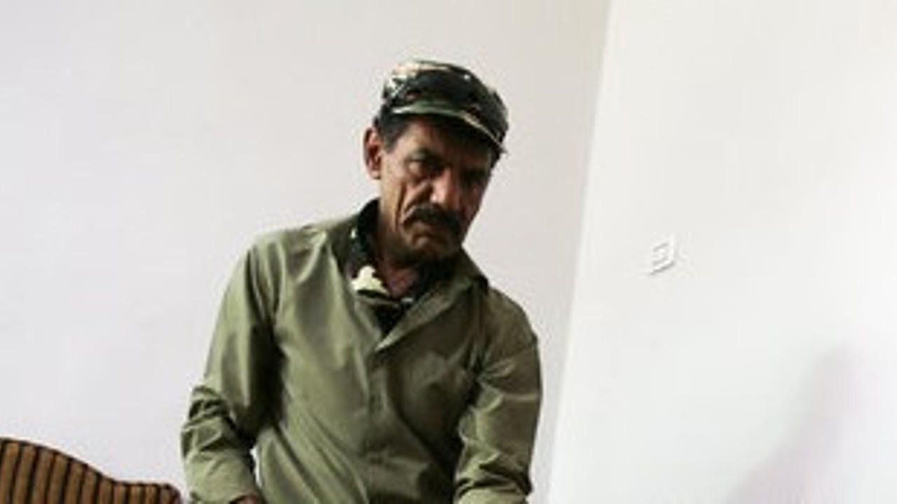 33 yıldır bu evine misafir gelemiyor. Beslediği hayvanlar korku saçıyor