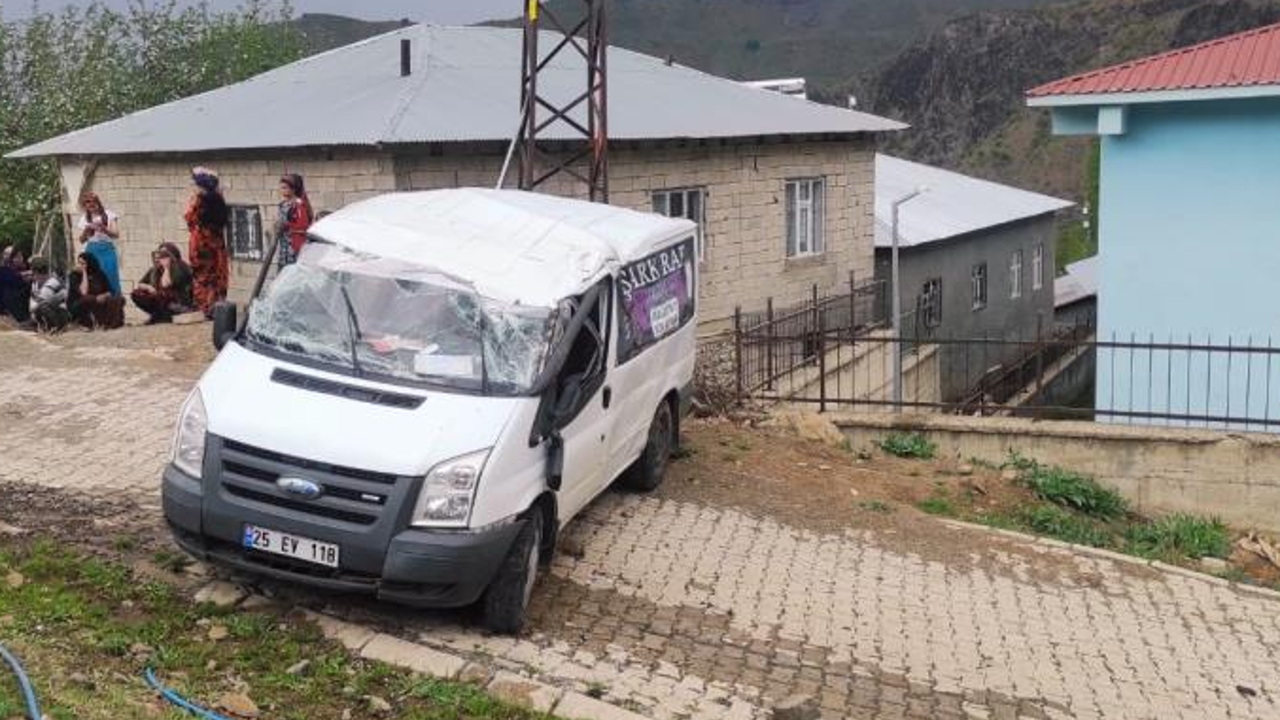 Virajı alamayan minibüs takla attı