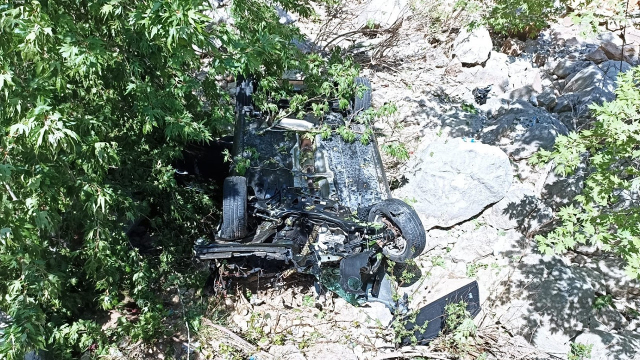 Uçurumdan yuvarlanan araçtaki 3 kişi yaralandı