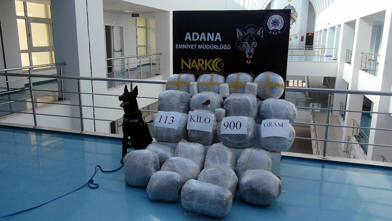 Sebze kasalarına gizlenen 113 kilo esrarı 'Uzi' buldu