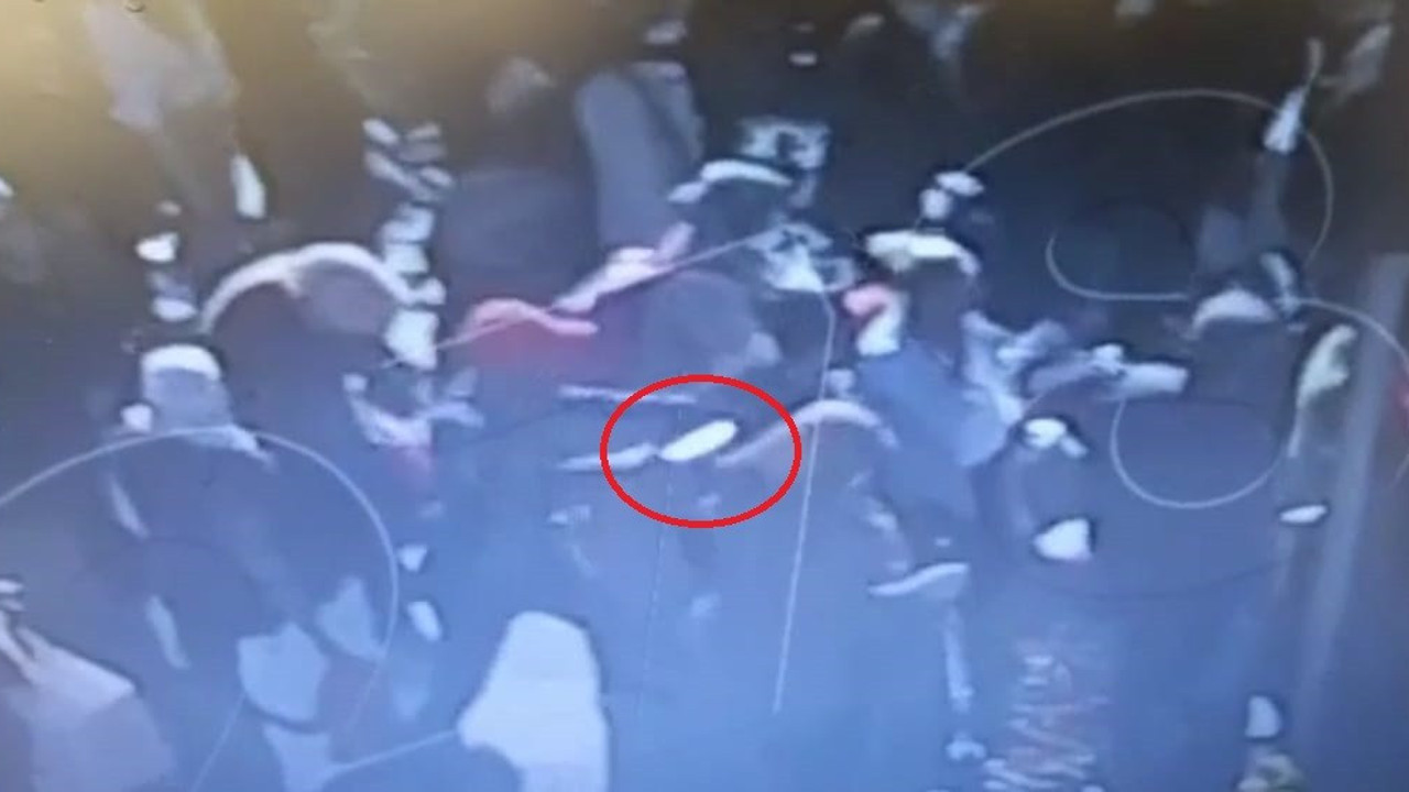 Kalabalıkta sinsice yaklaşıp boynundan bıçakladı. Kameralar anbean kaydetti