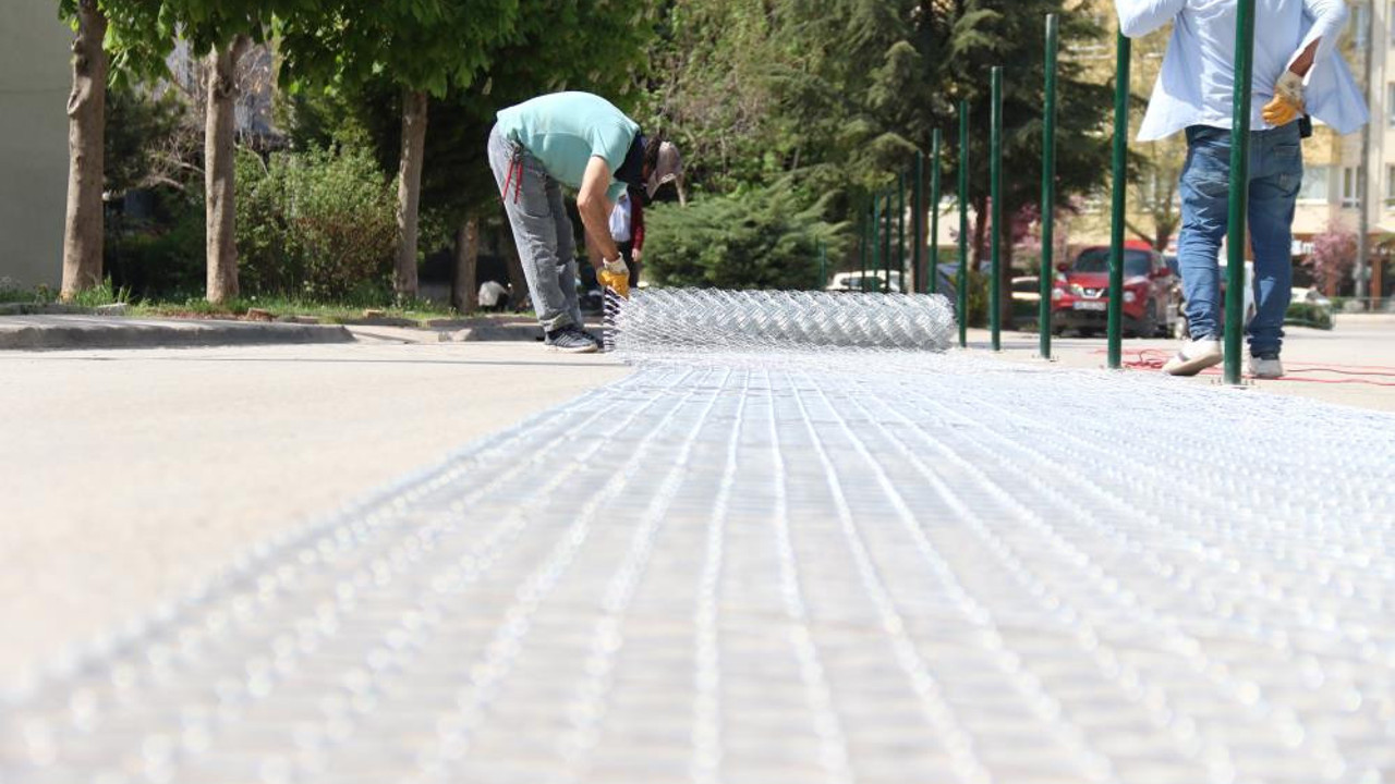 Arazi sahibi ile belediyenin anlaşmazlığı sokağı ikiye böldü. Sokağın bir kısmında da sosyete pazarı kuruluyor