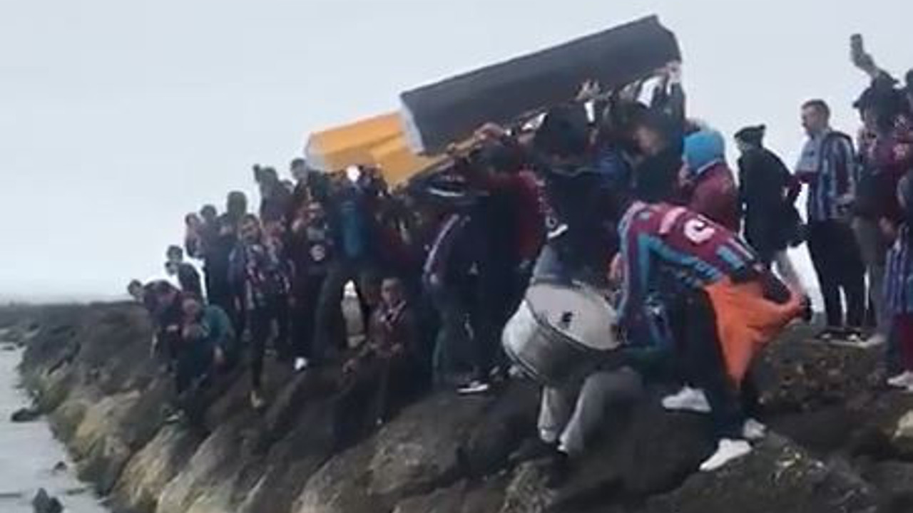Trabzonspor taraftarları üç büyüklerin tabutlarını yapıp denize fırlattı! Büyük tepki çekti