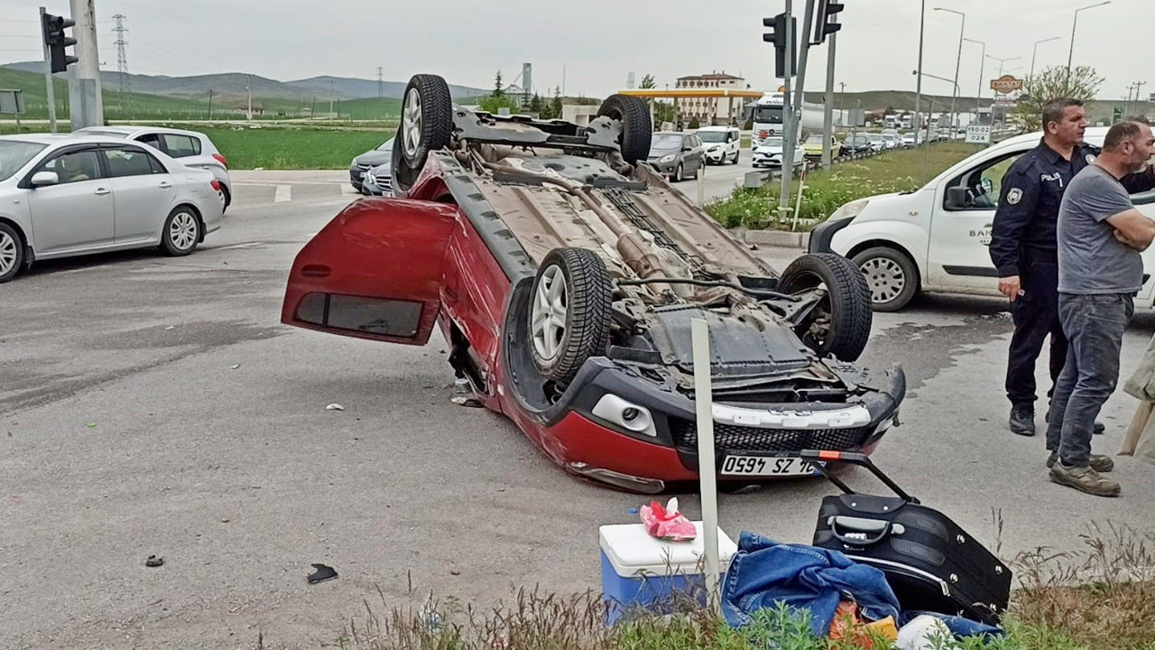 Kırmızı ışıkta duran araca çarpan otomobil ters döndü: 3'ü çocuk 4 yaralı
