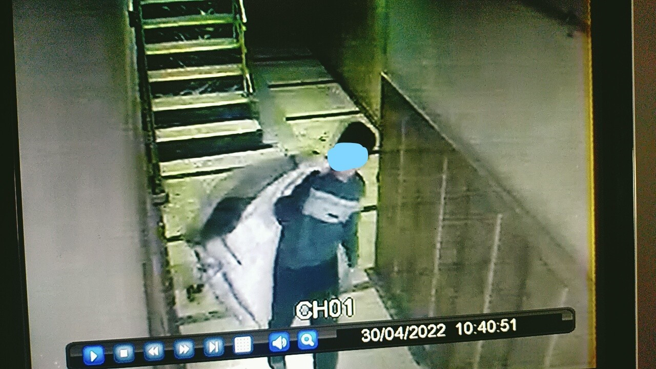 Seyyar satıcının kitaplarını çaldılar