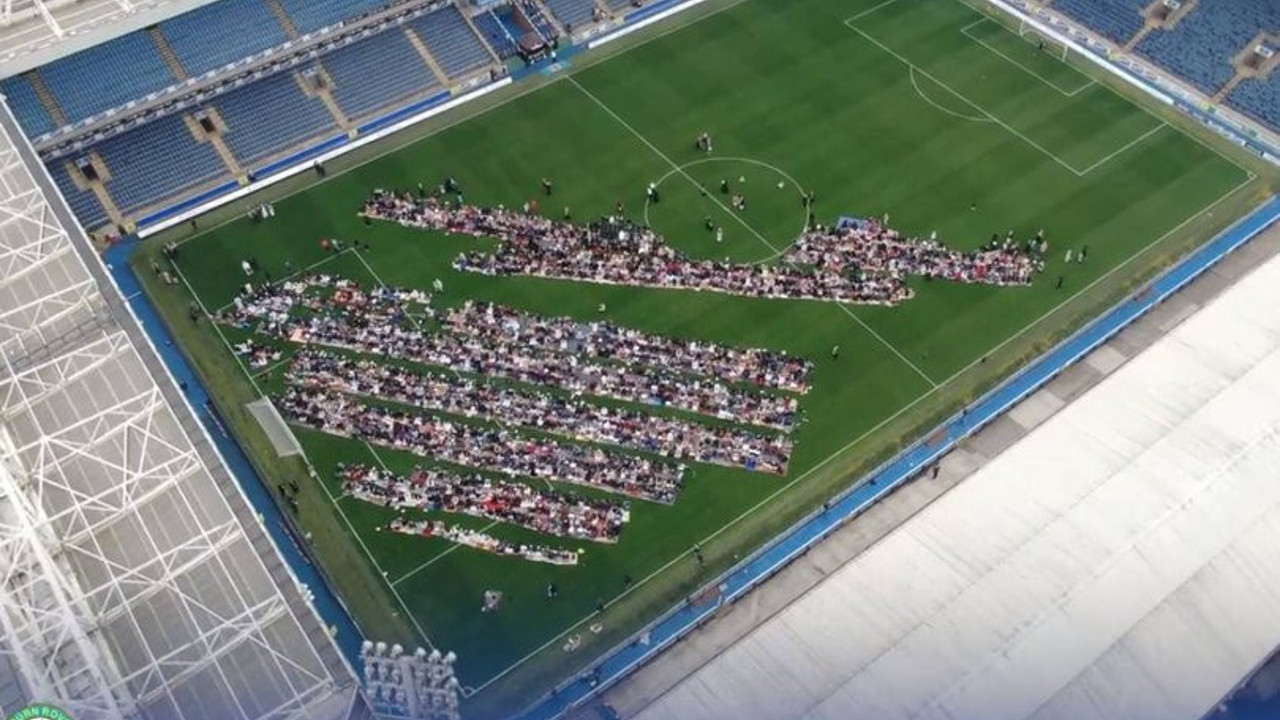 İngiltere'de stadyumda bayram namazı kılındı