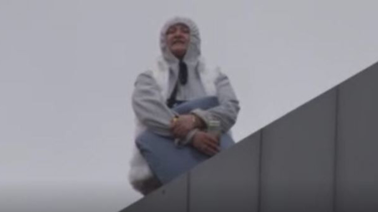 Çatıyı çıkan kadın 12 saat sonra indi