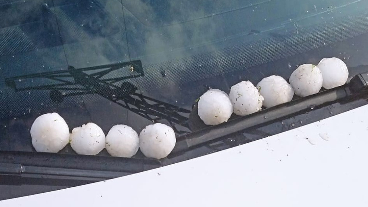 Adıyaman'da ceviz büyüklüğünde dolu yağdı