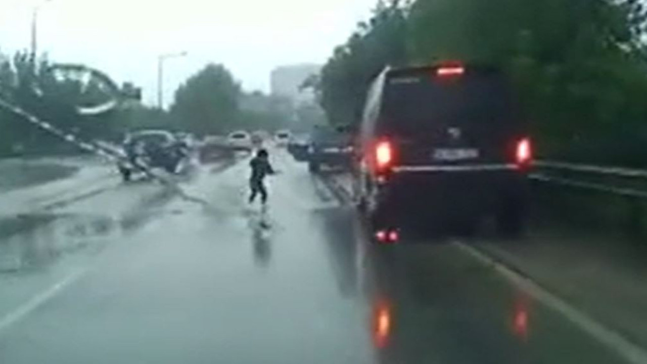 Mucize kurtuluş. Önündeki araca çarpmamak için manevra yaptı çocuk arabadan düştü. O anlar görüntülendi