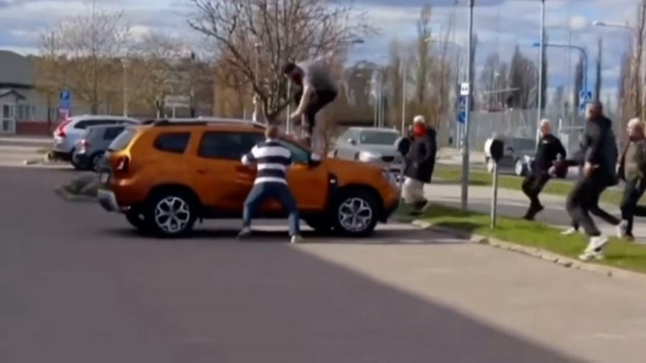 Kur'an-ı Kerim yakmaya çalışan Danimarkalı faşist Rasmus bu kez canını zor kurtardı