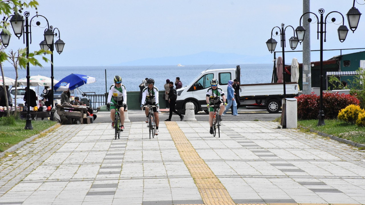 Atatürk'ün doğduğu evden aldıkları toprağı Samsun'a götürmek için bisikletle yola çıktılar