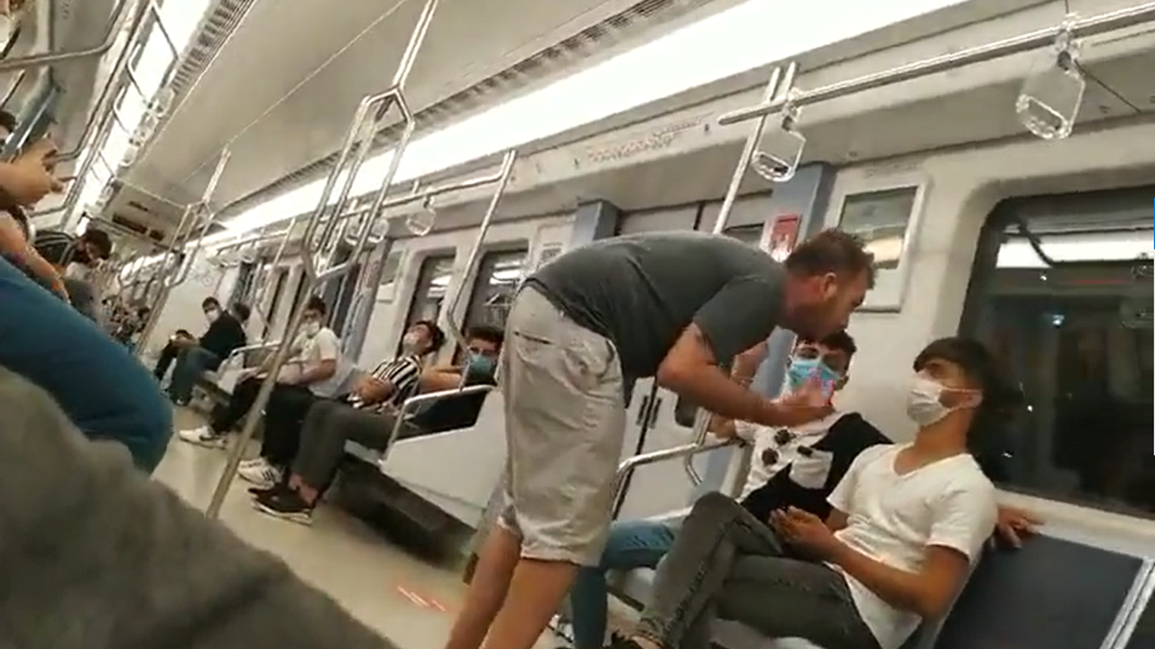 Misafirseniz misafir gibi davranın. Marmaray'da vatandaşları rahatsız eden sığınmacılara tepki