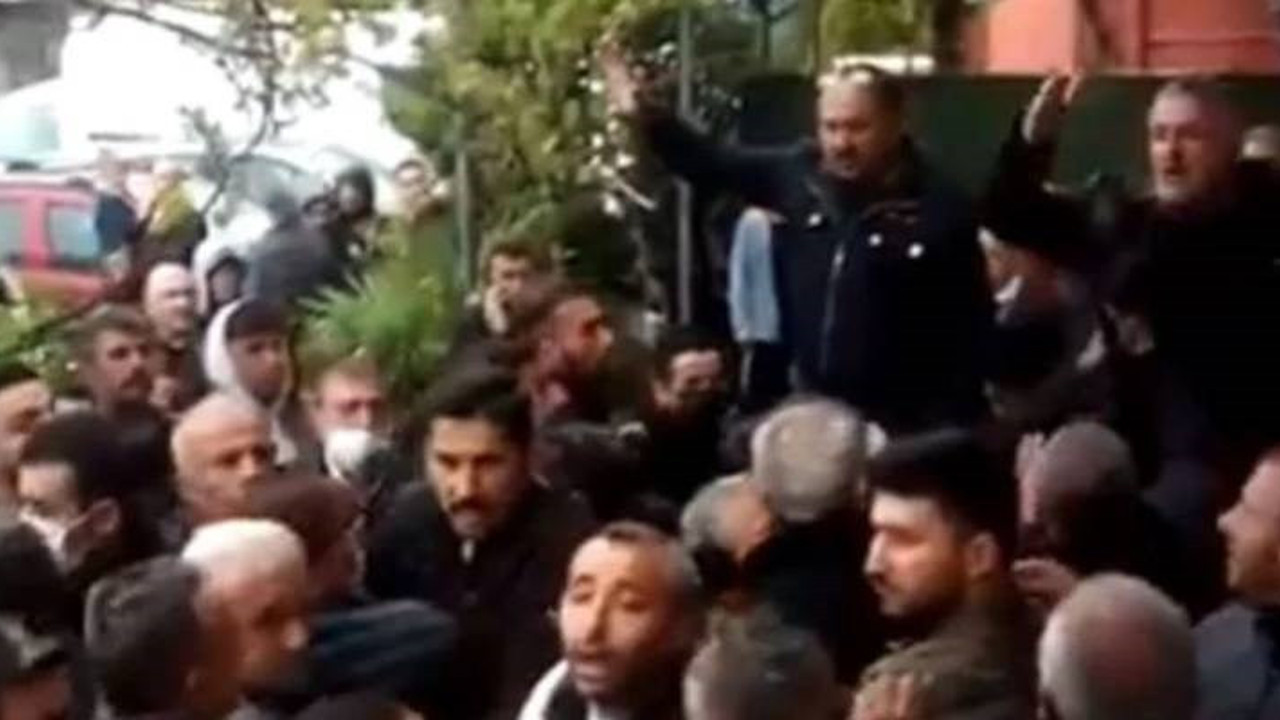 Mahalleliden AKP'li başkana sert tepki: Bayramlaşma için geldi, terk etmek zorunda kaldı