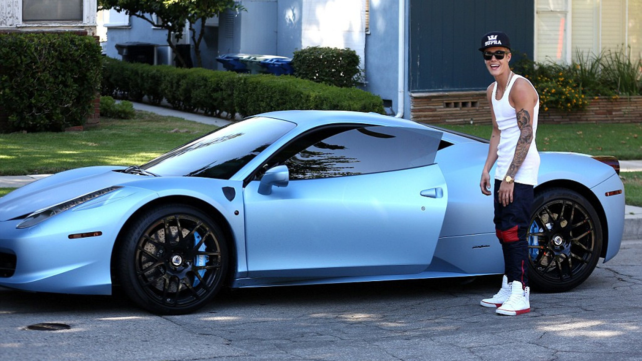 Ünlü şarkıcıya şok. Lüks aracını boyadı, kara listeye alındı