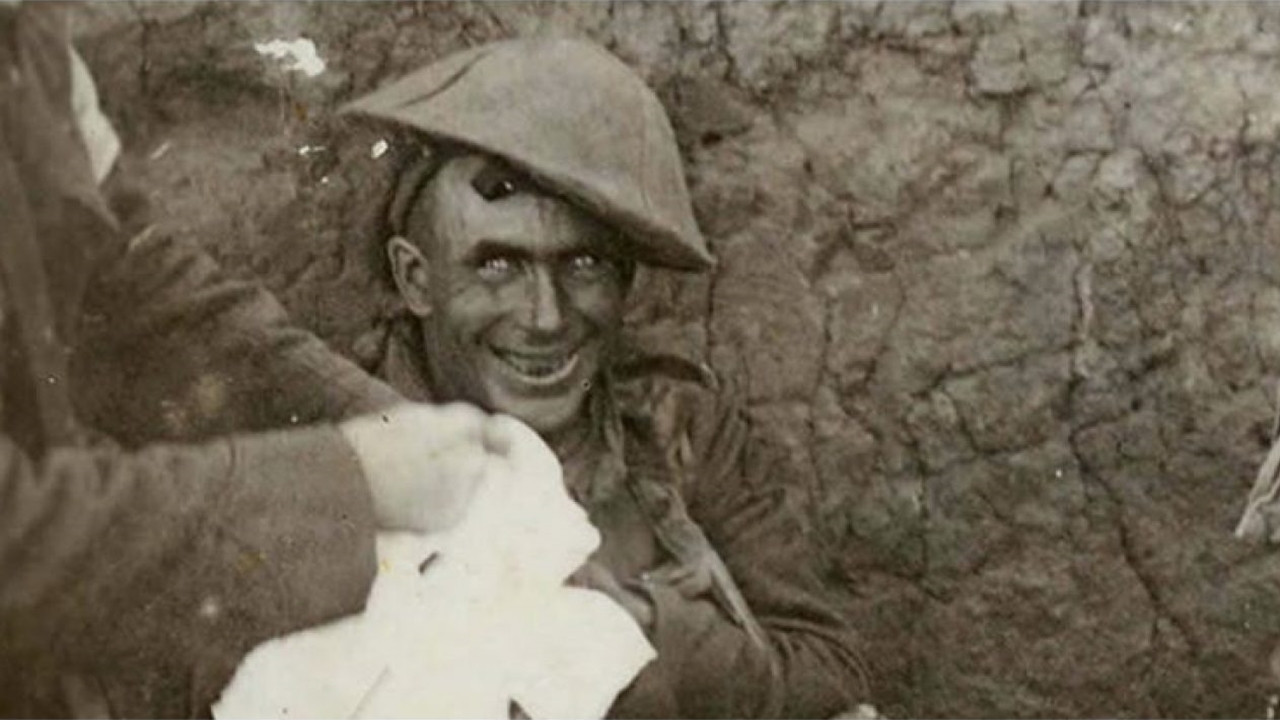 Cephedeki askerlerin gördükleri olaylar sebebiyle sergiledikleri tuhaf mimikler