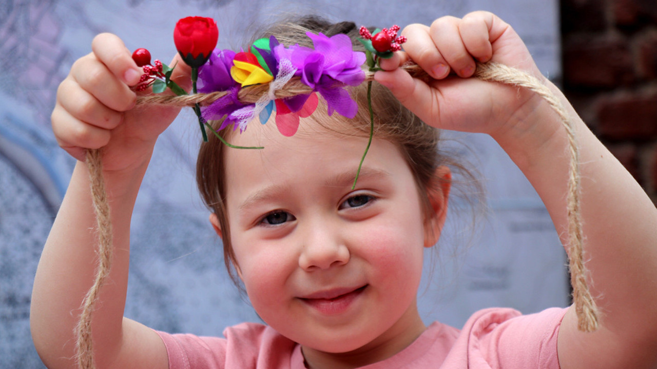 Kakava ve hıdrellezin simgesi 'bahar tacı' yaptılar