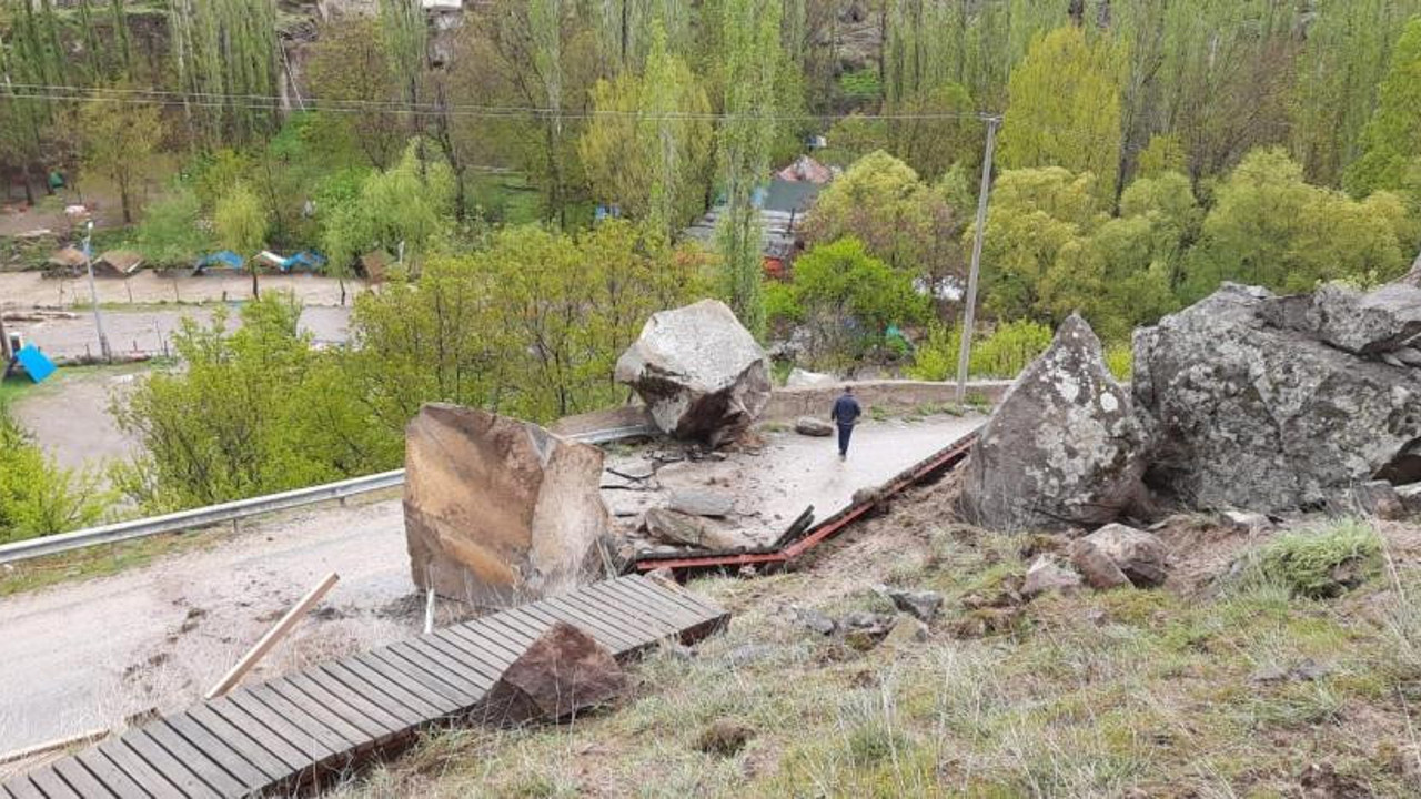 Dev kayalar yolu trafiğe kapattı