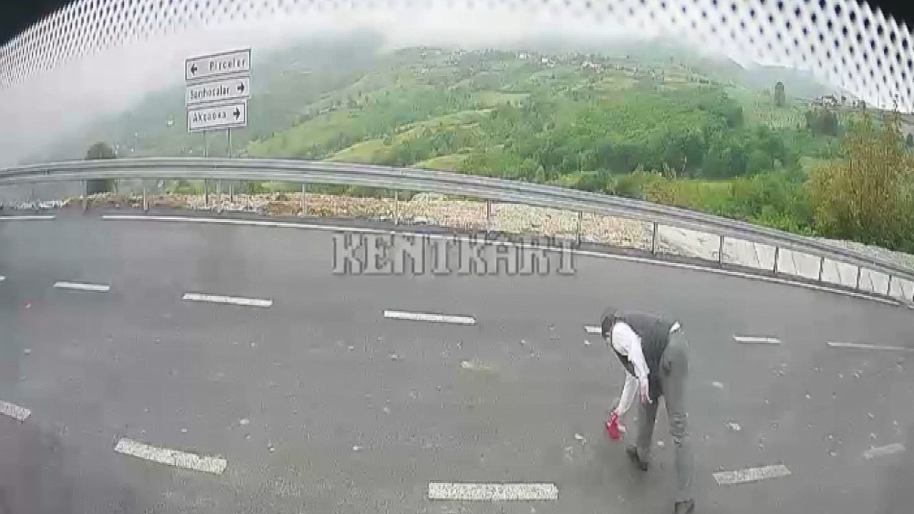 Hızla gidiyordu, birden frene bastı, indi ve aldı... Helal olsun sana