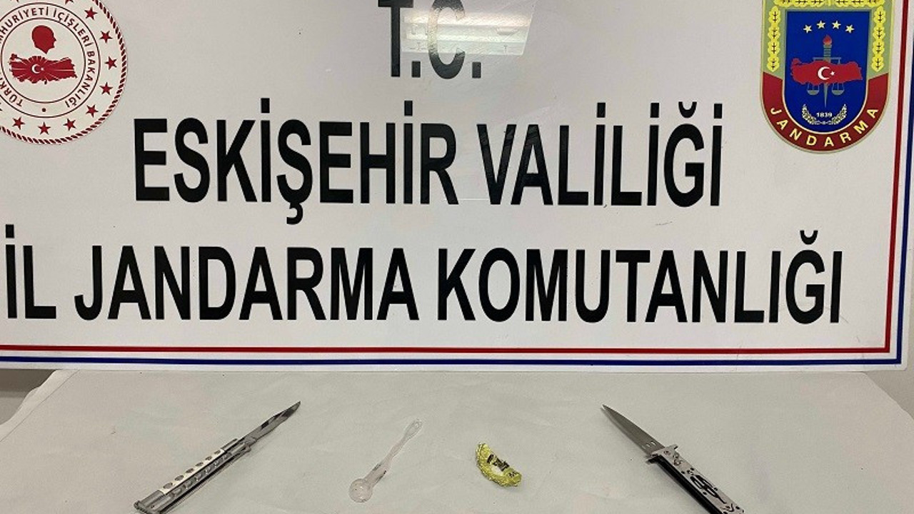 Şüphe üzerine durdurulan araçtan kesici alet ve uyuşturucu çıktı