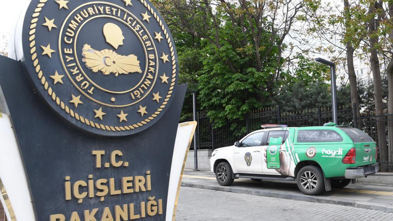 Ümit Özdağ’ın İçişleri Bakanlığı'na gitme kararı sonrası bakanlık önüne bu araç getirildi. Süleyman Soylu hayvandan daha aşağı görüyorum demişti