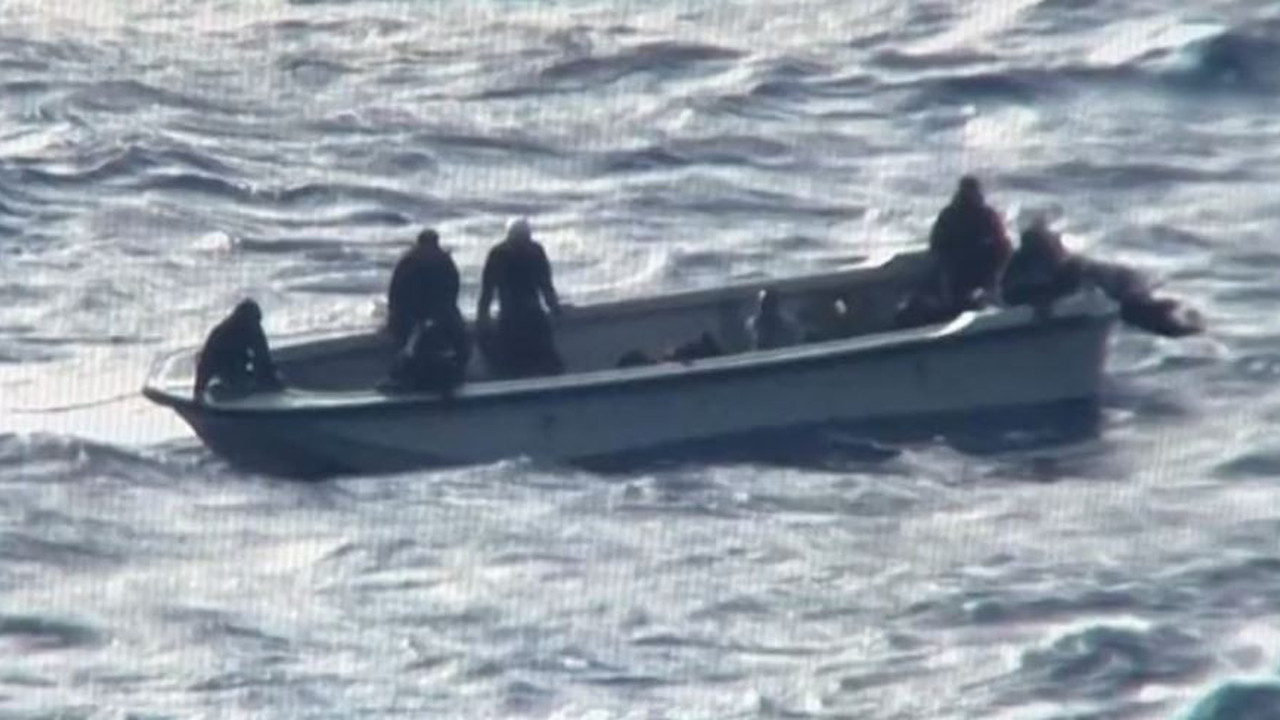 TCG Gökçeada Fırkateyni'nden Libya açıklarında kurtarma operasyonu. Leventler ölmek üzere olan düzensiz göçmenleri kurtardı