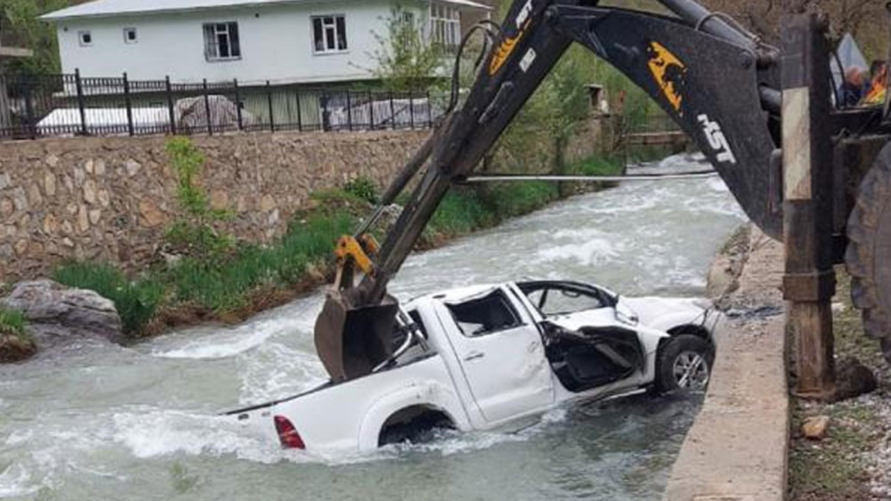 Kamyonet dereye uçtu: 2 ölü, 3 yaralı