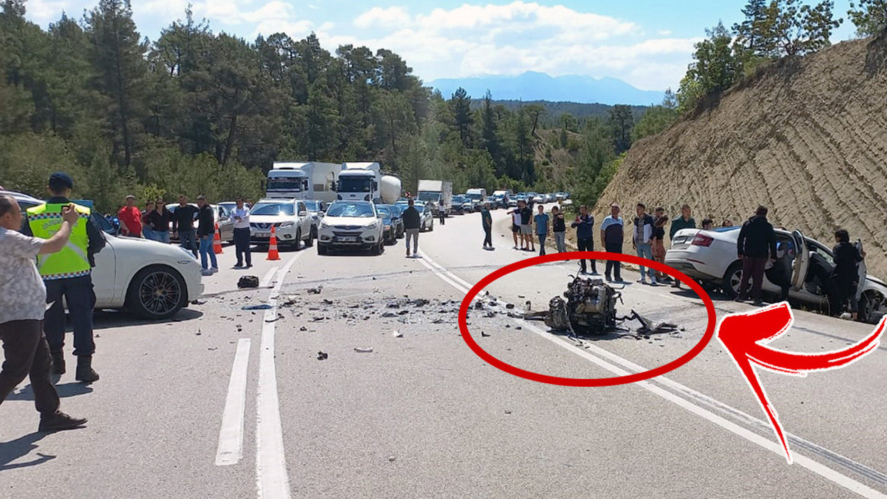 Ciple çarpışan otomobilin motoru yola savruldu! Sürücüsü sıkıştı…